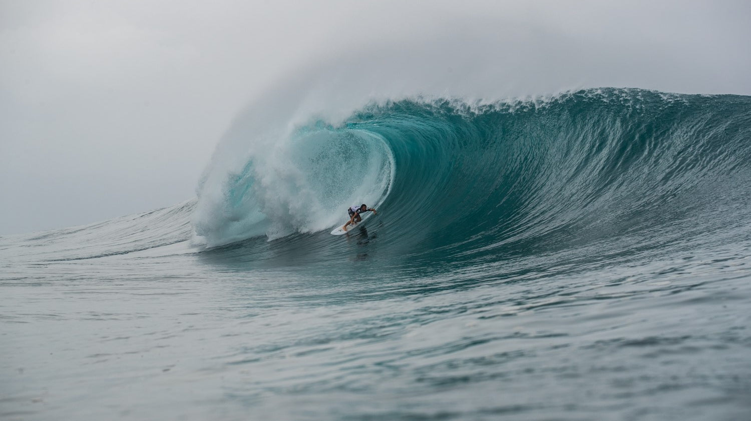 Cam Richards surfing pipeline.