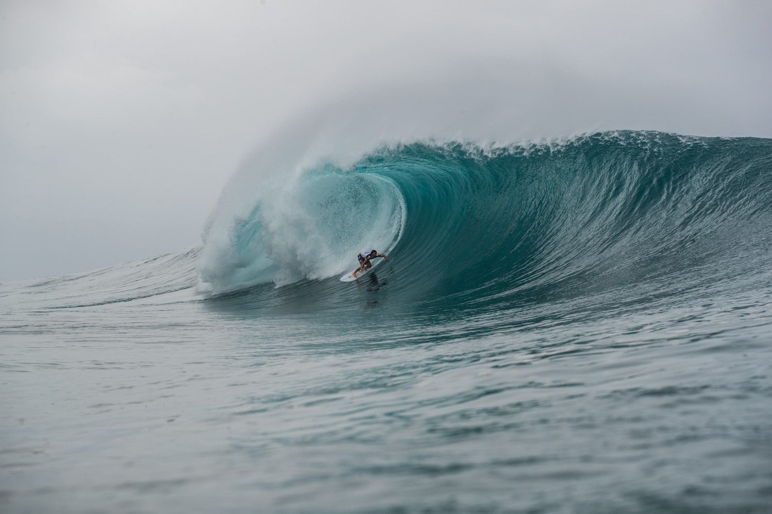 Cam Richards surfing pipeline.